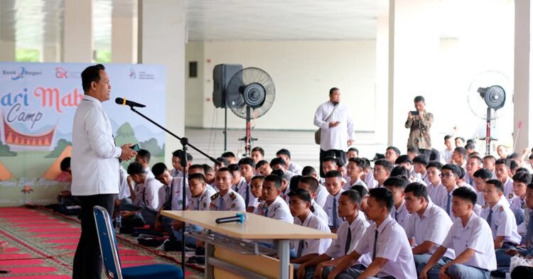 Wakil Pemimpin Divisi Usaha Syariah  Bank Nagari, M. Riza Harry saat memberikan arahan dalam kegiatan Nagari Mabit Camp yang diikuti sebanyak 190 siswa terpilih di Sumbar  pada 25-26 Juli 2025 lalu di Masjid Raya Syekh Ahmad Khatib Al Minangkabawi.IST