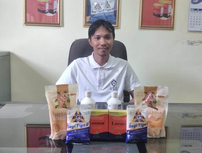 Supervisor Sales & Adm PT Garam Regional I Sumbar Theda Adisyura, di ruang kerjanya, Senin (4/8). ATVIARNI