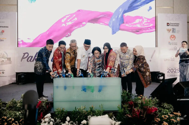 (kiri ke kanan) CEO PaDi UMKM Jimmy Karisma, VP Synergy Telkom Kuncoro Wastuwibowo, SVP Procurement PT Pertamina (Persero) Hery Murahmanta, Wakil Menteri BUMN Aminuddin Ma’ruf, Staf Ahli Bidang Keuangan dan Pengembangan UMKM Kementerian BUMN Loto Srinaita Ginting, Ketua Harian Dewan Kerajinan Nasional Destry Anna Sari, Regional CEO VIII/Jawa 3 PT Bank Mandiri (Persero) Tbk Hendra Wahyudi, dan Kepala Departemen Ekonomi Keuangan Inklusif dan Hijau Bank Indonesia Nita Anastuty saat acara PaDi UMKM Hybrid Expo & Conference 2025 di Pakuwon Mall Surabaya, pada Jumat (1/8). IST