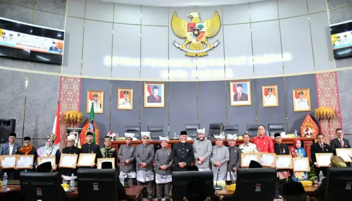 12 Tokoh Terima Pin Emas di Momen HJK Padang ke-356