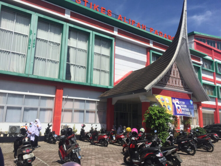 GEDUNG STIKES--Sekolah Tinggi Ilmu Kesehatan (STIKes) Alifah Padang terus melahirkan tenaga kesehatan yang ahli dan siap bersaing di tingkat nasional maupun internasional. PUTRI MERI YANTI