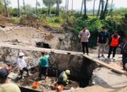 Usai Banjir Bandang, Semen Padang Bantu 100 Zak untuk Perbaikan Irigasi di Rambatan