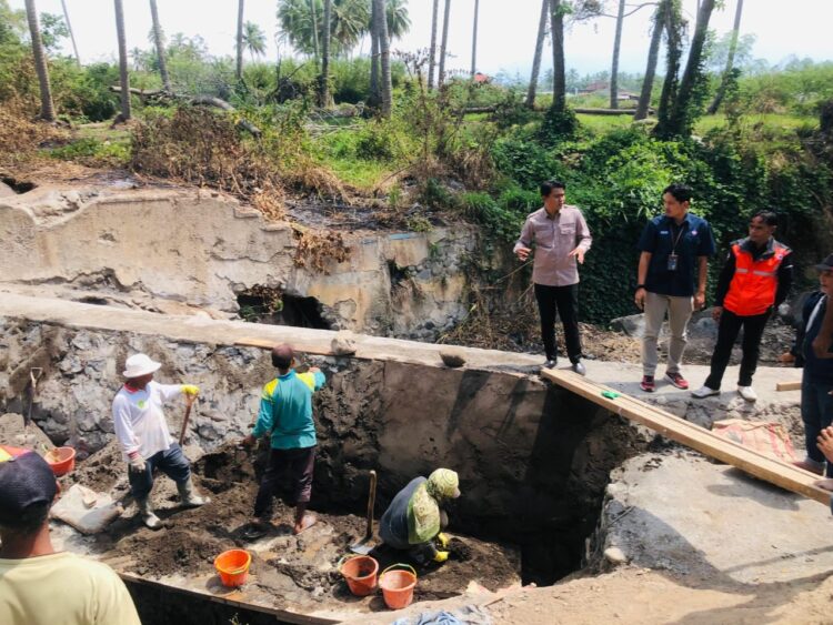 PT Semen Padang menyerahkan bantuan sebanyak 100 zak semen pada Kamis (4/7) untuk mendukung pembangunan kembali dam dan saluran irigasi yang dikelola Kelompok Tani Aur Serumpun. IST