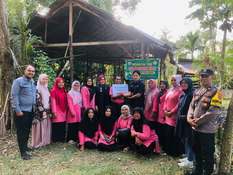 PT Semen Padang menyalurkan bantuan berupa sarana pengembangan produksi pupuk organik kepada Kelompok Tani Padang Cubadak Indah di Kelurahan Sawah Padang Aua Kuniang, Kecamatan Payakumbuh Selatan, Kota Payakumbuh. IST