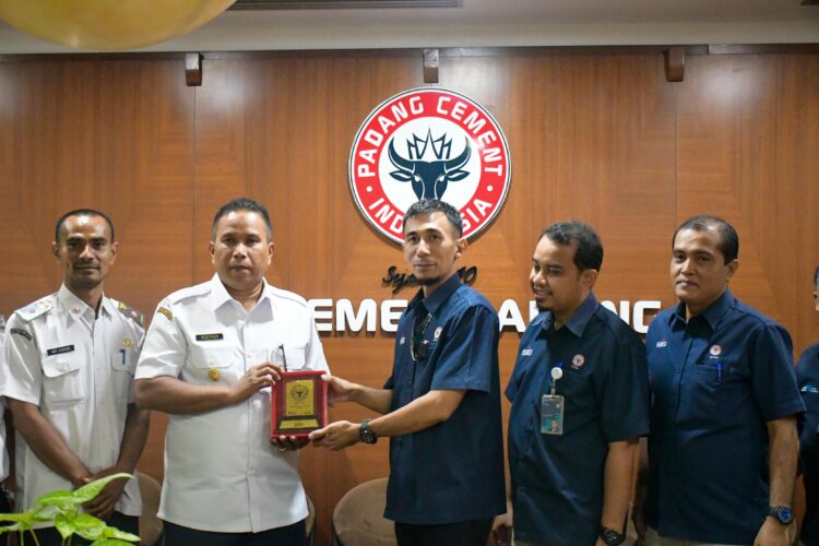 Wakil Wali Kota Pariaman, Mulyadi, melakukan kunjungan kerja ke PT Semen Padang, Rabu (9/7), untuk menjajaki peluang kerja sama dalam pengelolaan sampah dan pendampingan teknis di bidang lingkungan. IST