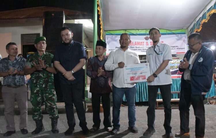 PT Semen Padang menyerahkan bantuan perlengkapan operasional kepada Tim Satuan Bersama (Satber) Cegah Aksi Tawuran dan Balap Liar Kecamatan Lubuk Kilangan, Kota Padang. IST