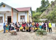 Warga Sungai Ibur I Goro Bersama Tata Gedung Sekretariat Rumah Desa Sehat