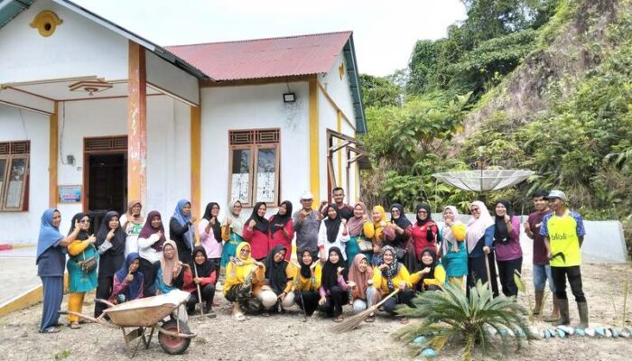 Warga Sungai Ibur I Goro Bersama Tata Gedung Sekretariat Rumah Desa Sehat