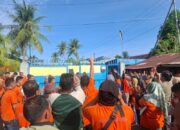 Ratusan Pekerja Unjuk Rasa di Depan Kantor PT Bumi Sarimas Indonesia