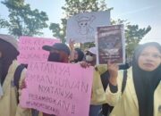 Jolly Roger Berkibar di DPRD Sumbar: Mahasiswa Nyatakan Perang terhadap Ketidakadilan