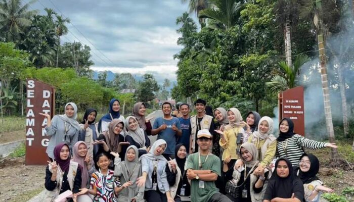 Mahasiswa UM Natsir Bangun Gapura Indah di Koto Panjang, Jadi Simbol Kekompakan Nagari