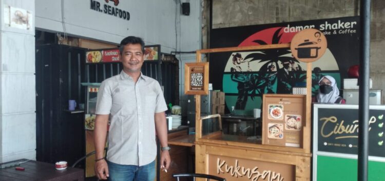 Wiwiet Wahyudi, Owner yang juga Pengelola Damar Shaker, di Cabang Damar Shaker Jalan Samudera Nomor 16 Padang. ATVIARNI