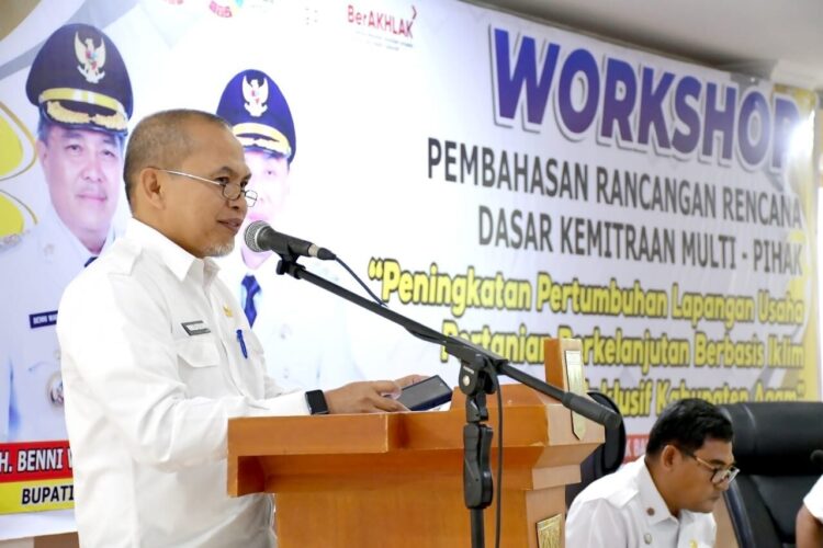 Plt Asisten II Setdakab Agam, Welfizar saat membuka Workshop Pembahasan Rancangan Rencana Dasar Kemitraan Multipihak, Rabu (20/8).IST