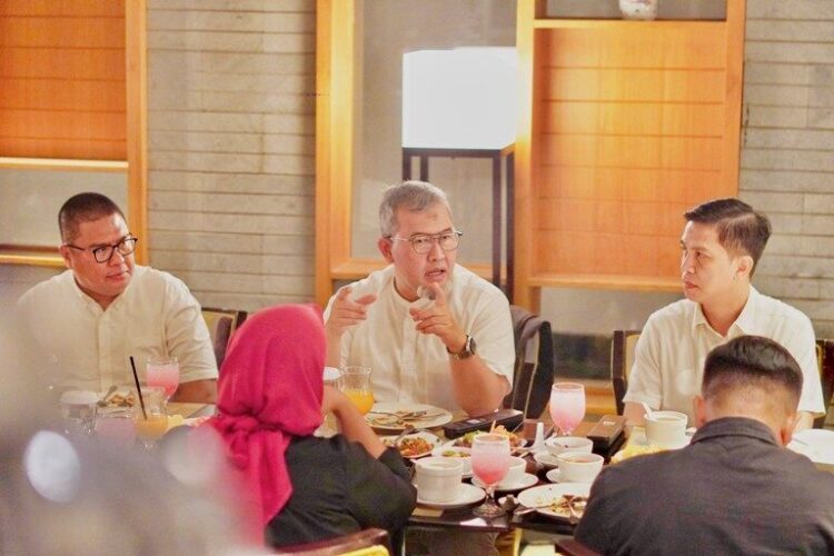 Direktur Utama PT Bank Muamalat Indonesia Tbk Imam Teguh Saptono (tengah) didampingi oleh Sekretaris Perusahaan Hayunaji (kanan) dan Head of Public and Media Relations Deddy T. Hasibuan (kiri) memberikan penjelasan saat silaturahmi dengan jurnalis di Medan, Selasa (26/8/2025).