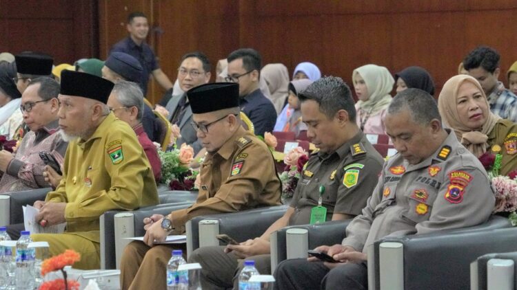 Gubernur Sumbar Mahyeldi saat menghadiri Seminar Kebangsaan di Auditorium UPT Perpustakaan Proklamator Bung Hatta, Selasa (12/8). IST