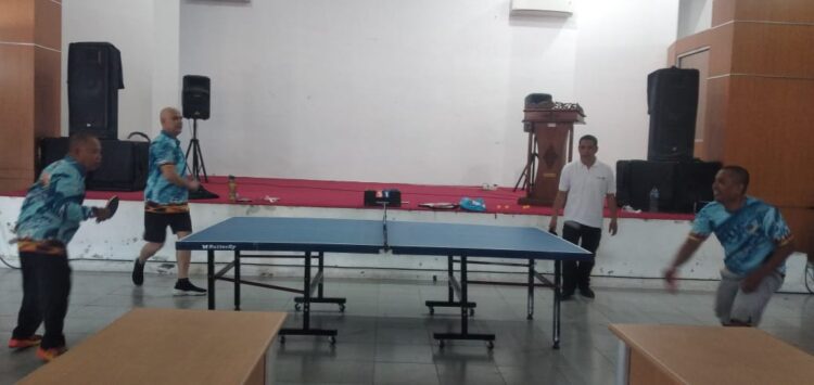 Kepala Dinas Pariwisata Sumbar, Luhur Budianda saat bermain tenis meja dengan beberapa pegawai di sana, Rabu (6/8). IST