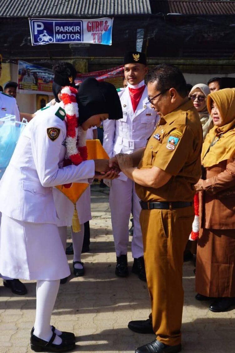Suasana upacara penyambutan Lulu Athul Faudah di SMAN 1 Sitiung.ist