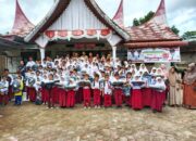 105 Siswa di Batang Gasan Terima Bantuan Perlengkapan Sekolah dari Dana Desa