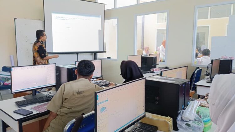 Tim pengabdian
masyarakat Politeknik Negeri
Padang (PNP), Jurusan Teknik
Sipil yang diketuai Dr. Ir.Yurisman, MT
memberikan pelatihan Building
Information Modelling (BIM)
untuk guru dan siswa SMKN 5
Padang. IST