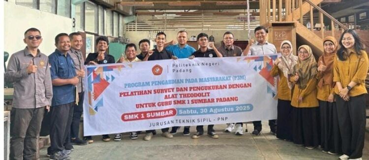 Tim Dosen PNP memberikan pelatihan survey dan pengukuran dengan alat theodolit kepada guru-guru di SMK 1 Sumbar. IST