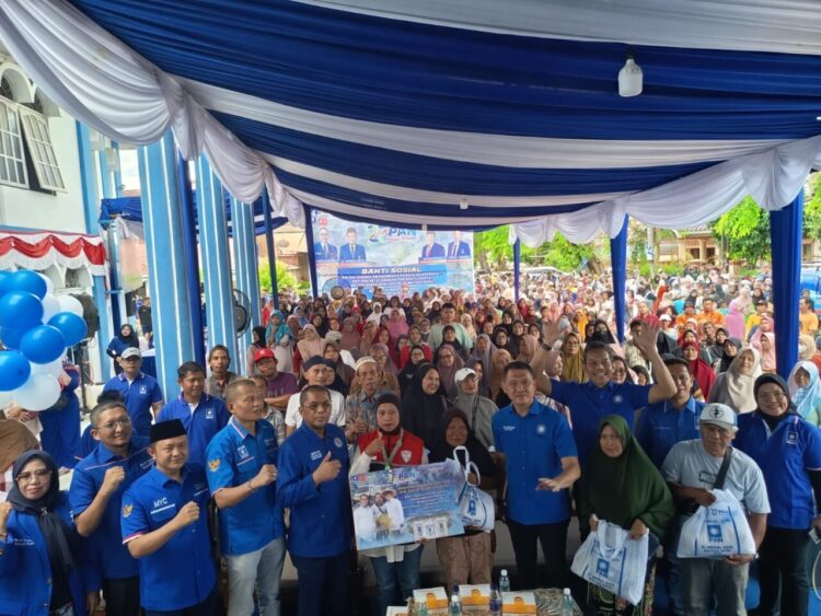Peringati HUT PAN ke-27, Dewan Pimpinan Wilayah (DPW) bersama Dewan Pimpinan Daerah (DPD) PAN se-Sumatera Barat membagikan 80 ton beras kepada masyarakat, Minggu (14/9). IST