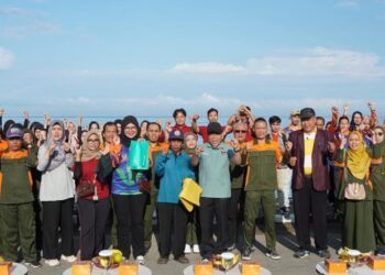 Aksi Bersih Pantai Warnai World Cleanup Day 2025 di Padang