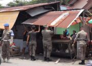 Satpol PP Padang Tertibkan Bangunan Bermasalah di Lubeg