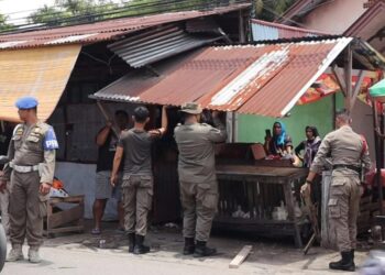 Satpol PP Padang Tertibkan Bangunan Bermasalah di Lubeg