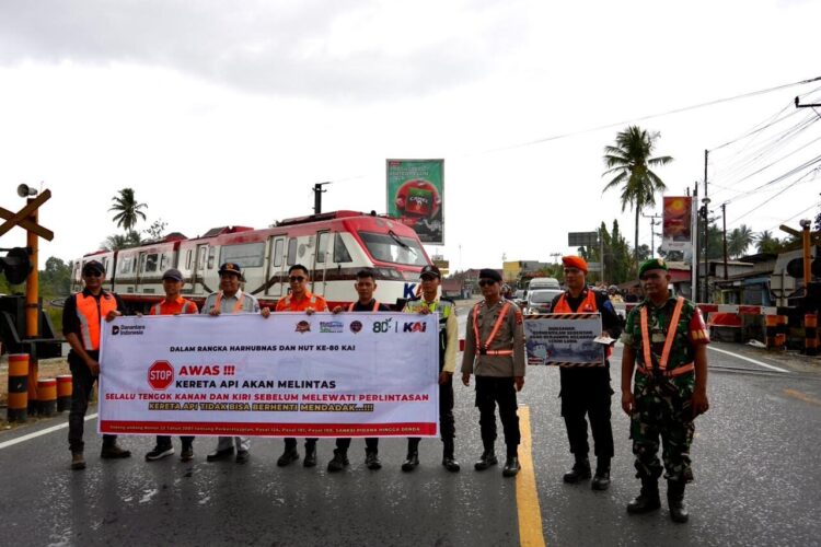LAKSANAKAN SOSIALISASI-- PT KAI Divre II Sumbar melaksanakan sosialisasi keselamatan di perlintasan sebidang kereta api pada Sabtu (20/9). IST