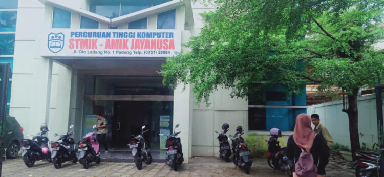 KAMPUS TERKEMUKA--STIMIK–AMIK Jayanusa Padang terus menunjukkan eksistensinya sebagai salah satu perguruan tinggi komputer terkemuka di Sumatera Barat.