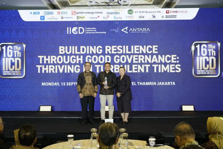 VP Sustainability Telkom Gunawan Wasisto saat menerima penghargaan Best State-Owned Enterprises (Big Cap) pada ajang The 16th IICD Corporate Governance Conference & Award 2025 yang berlangsung di Ballroom Pullman Hotel Thamrin, Jakarta pada (15/9).