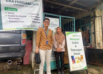 Agen Pegadaian, Eka Febrina Sari saat dikunjungi Haluan di rumahnya yang berada pinggiran Kota Padang. YESI