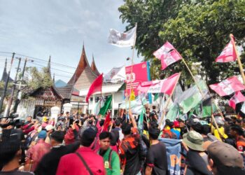 Unjuk Rasa 17+8 Tuntutan Rakyat #SumbarMelawan : Ribuan Massa Aksi Mulai Padati DPRD Sumbar