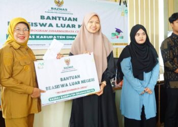 Pemkab dan Baznas Dharmasraya Serahkan Beasiswa Luar Negeri