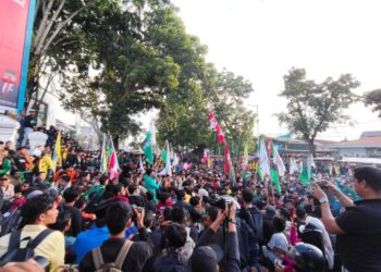 Jelang Sore, Tensi Mulai Memanas. Massa Aksi Desak Anggota DPRD Keluar