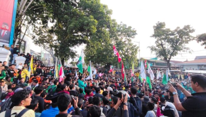 Jelang Sore, Tensi Mulai Memanas. Massa Aksi Desak Anggota DPRD Keluar