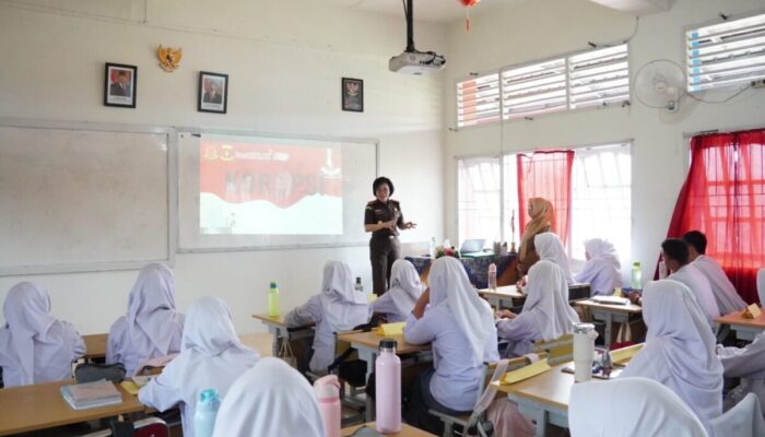 Kajati Beri Pemahaman Bahaya Korupsi di SMA 3 Padang