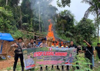 ‎Jawab Keresahan Masyarakat Terkait PETI, Kapolres Solsel Turun Langsung dan Pimpin Razia Tambang Emas Ilegal di Sungai Batanghari‎