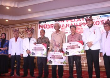 HUT PMI Ke-80, 3 orang Relawan Donor Darah PMI Terima Hadiah Umrah dari Pemerintah Kota Padang