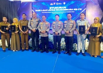 Kolaborasi Pers dan Polisi, Ketua PWI Sumbar Disematkan Penghargaan