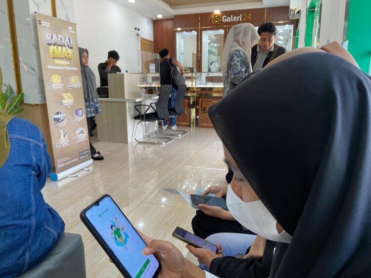 Ket. Foto : Melati nasabah pegadaian digital saat ditemui Haluan di Pegadaian Cabang Tarandam, Rabu (24/9). YESI