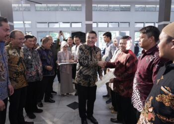 Wamen Ossy Serahkan Sertifikat ke Penggiat UMKM di Garut