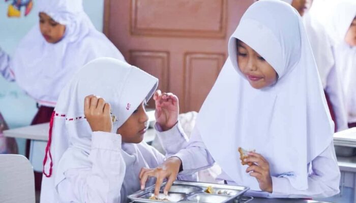Pemkab Dharmasraya Tinjau Penyaluran Makanan Bergizi Gratis Perdana di Sitiung