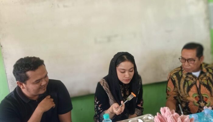 Bupati Dharmasraya Cicipi Langsung Program MBG, Puji Rasa Enak dan Ingatkan Soal Keamanan