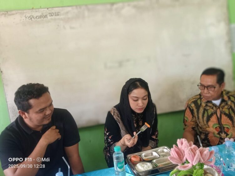 Bupati Dharmasraya, Annisa Suci Ramadhani didampingi Ketua Yayasan Alinia, Marlis dan Kepala Dinas Kesehatan Yose Danti mencicipi makanan MBG.