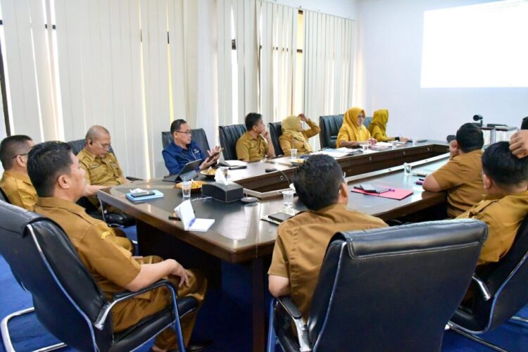 Sekretaris Daerah Kabupaten Agam, Dr. Mhd Lutfi AR, SH., M.Si, mengikuti Rapat Koordinasi (Rakoor) Pengendalian Inflasi melalui zoom meeting di Ruang Rapat Bupati Agam, Senin (8/9).HUMAS