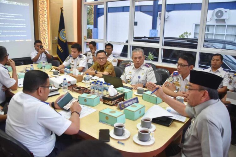 Wakil Wali Kota (Wawako) Padang Maigus Nasir menghadiri Rapat Koordinasi (Rakor) peningkatan penanganan perlintasan sebidang kereta api, di Ruang Rapat Gedung Operasional Balai Teknik Perkeretaapian Kelas II Padang, Senin (8/9).IST