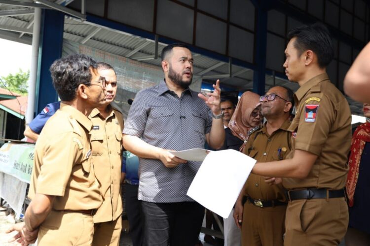 Wali Kota Padang, Fadly Amran meninjau progres revitalisasi Blok A Pasar Raya Padang dan pembangunan Pasar Ulak Karang, Selasa (9/9). IST