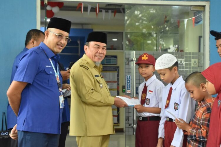Wakil Wali Kota Padang Maigus Nasir menyerahkan beasiswa Perumda AM kepada siswa penerima. IST