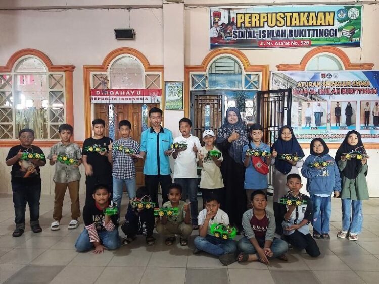 Kepala SD Islam Al Ishlah Kota Bukittinggi Fitri Hamida bersama pelatih dan siswa Tim Rangkiang Robotik ketika memamerkan proyek pertama mereka yang telah rampung baru-baru ini.Ist